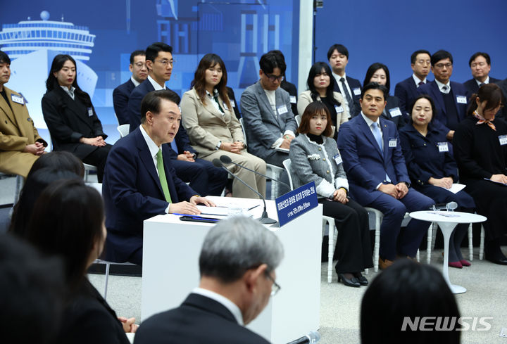 [무안=뉴시스] 전신 기자 = 윤석열 대통령이 14일 전남 무안군 전남도청에서 '미래산업과 문화로 힘차게 도약하는 전남' 주제로 열린 스무 번째 국민과 함께하는 민생토론회에서 발언하고 있다. 2024.03.14. photo1006@newsis.com