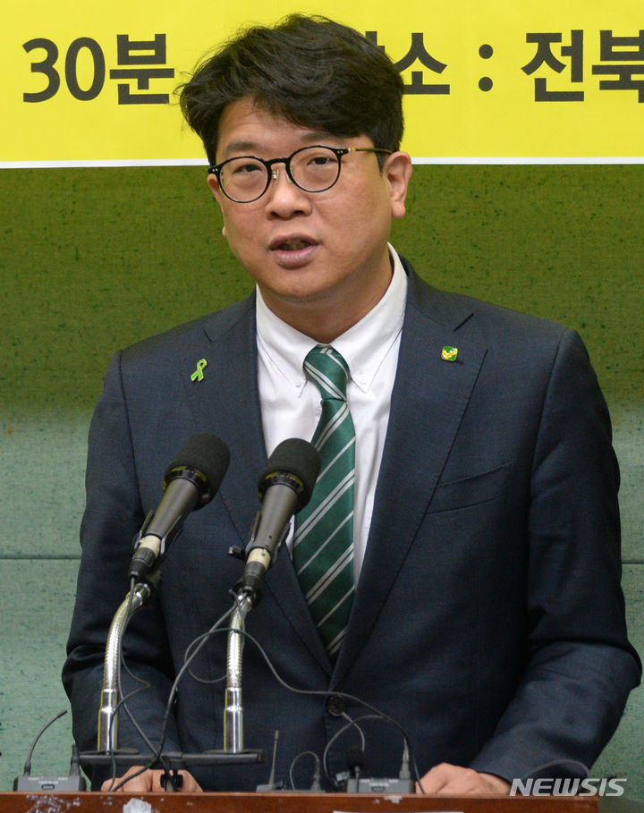 [전주=뉴시스] 김얼 기자 = 김준우 녹색정의당 상임대표가 14일 전북 전주시 전북특별자치도의회 기자회견장을 방문해 기자회견을 열고 질의에 답변하고 있다. 2024.03.14. pmkeul@newsis.com