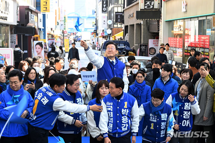 [대전=뉴시스] 추상철 기자 = 더불어민주당 상임공동선거대책위원장인 이재명 당 대표가 14일 오전 대전 중구 으느정이 거리를 찾아 제22대 총선 대전지역 후보들과 함께 시민들에게 인사하고 있다. (공동취재) 2024.03.14. photo@newsis.com