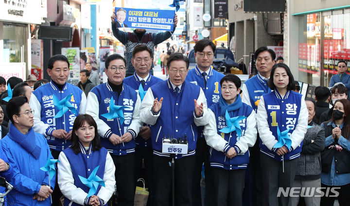 [대전=뉴시스] 추상철 기자 = 더불어민주당 상임공동선거대책위원장인 이재명 당 대표가 14일 오전 대전 중구 으느정이 거리를 찾아 현장 기자회견을 하고 있다. (공동취재) 2024.03.14. photo@newsis.com