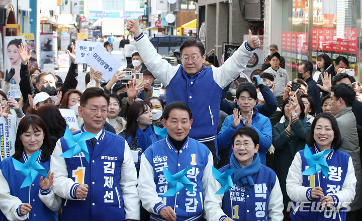[대전=뉴시스] 추상철 기자 = 더불어민주당 상임공동선거대책위원장인 이재명 당 대표가 14일 오전 대전 중구 으느정이 거리를 찾아 제22대 총선 대전지역 후보들과 함께 시민들에게 인사하고 있다. (공동취재) 2024.03.14. photo@newsis.com