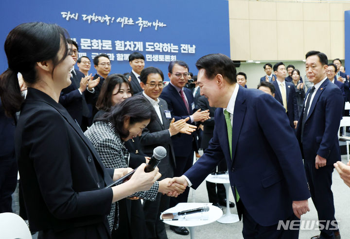 [무안=뉴시스] 전신 기자 = 윤석열 대통령이 14일 전남 무안군 전남도청에서 '미래산업과 문화로 힘차게 도약하는 전남' 주제로 열린 스무 번째 국민과 함께하는 민생토론회에 입장하며 참석자들과 인사하고 있다. 2024.03.14. photo1006@newsis.com