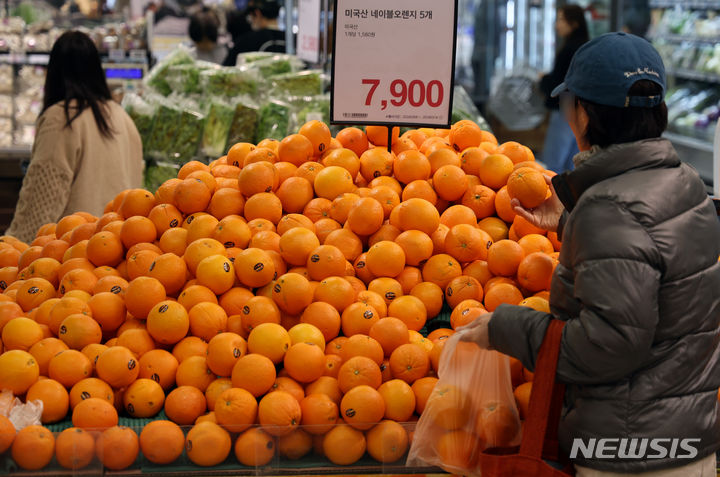 [서울=뉴시스] 고승민 기자 = 정부의 무관세 조치에도 바나나, 오렌지, 파인애플 등 수입과일 가격이 작년보다 오른 것으로 알려졌다. 한국농수산식품유통공사에 따르면 오렌지(미국 네이블) 가격은 지난해 3월보다 8.9%, 바나나는 4%, 파인애플은 3.8% 높은 것으로 나타났다. 이는 작황이 좋지 않아짐에 따라 저장 및 물류 단가가 높아졌기 때문으로 분석된다. 사진은 14일 서울의 한 대형마트에 진열된 미국산 오렌지 모습. 2024.03.14. kkssmm99@newsis.com