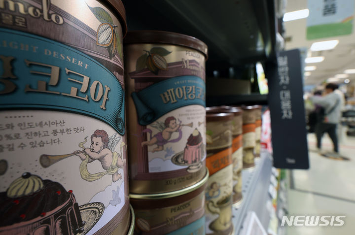 [서울=뉴시스] 고승민 기자 = 한국농수산식품유통공사에 따르면 초콜릿 원료인 코코아 가격이 사상 최고치를 기록했다. 미국 뉴욕상품거래소 기준 코코아 선물 가격은 톤당 7049달러로 올랐다. 올해 초에 비하면 64.9% 오른 수치다. 이는 날씨 등으로 카카오 생산에 차질이 빚어지자 코트디부아르 등 국가의 가공 공장들이 생산 중단 위기에 처해 단가가 상승했기 때문으로 분석된다. 사진은 14일 서울의 한 대형마트에 진열된 카카오 초콜릿 등 제품 모습. 2024.03.14. kkssmm99@newsis.com