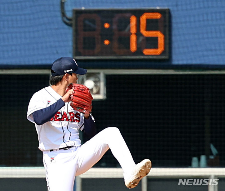 [서울=뉴시스] 김금보 기자 =14일 서울 송파구 잠실야구장에서 열린 2024 KBO리그 두산 베어스와 KIA 타이거즈의 시범경기에 '피치 클록'이 시범 운영되고 있다. 피치 클록은 투수는 주자가 있을 때 23초 안에, 주자가 없을 때 18초 안에 공을 던져야 한다. 타자는 피치 클록 종료 8초 전까지 타석에 들어서야 한다. 2024.03.14. kgb@newsis.com