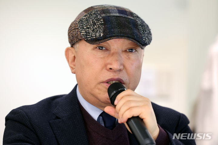 [서울=뉴시스] 박진희 기자 = 황달성 한국화랑협회 회장이 14일 서울 중구 달개비에서 '2024 화랑미술제' 기자간담회에 참석하여 인사말을 하고 있다. 이번 미술제는 오는 4월 3일~7일까지 코엑스에서 열릴 예정이다. 2024.03.14. pak7130@newsis.com