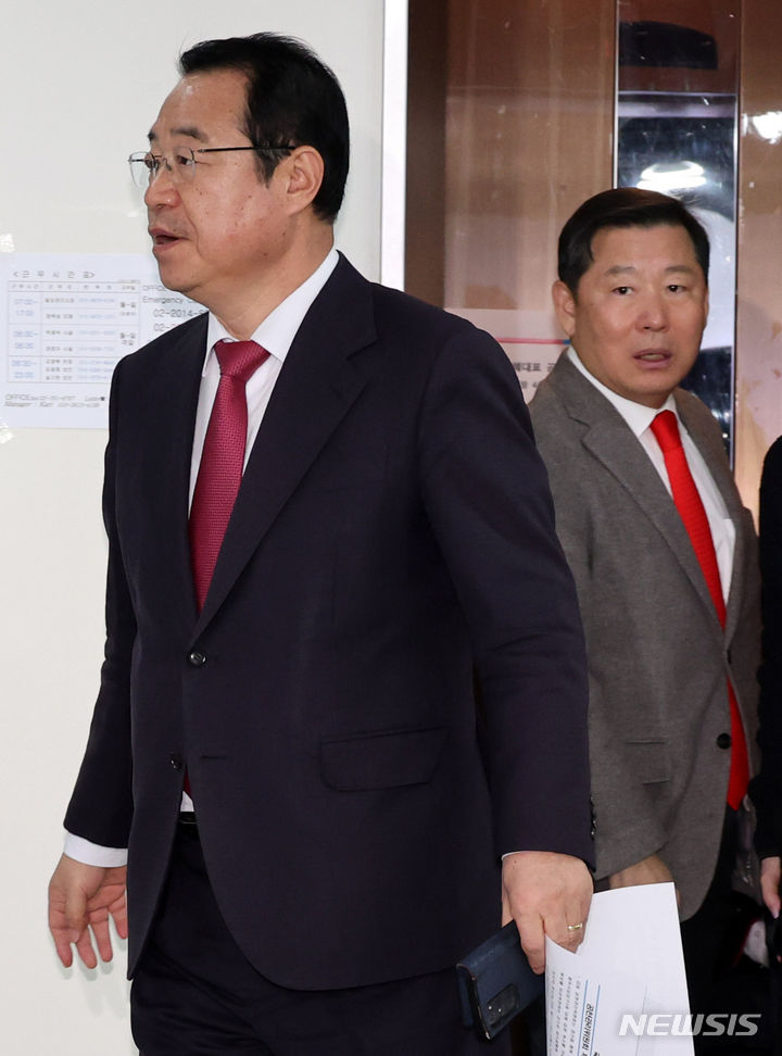 [서울=뉴시스] 조성봉 기자 = 정영환 국민의힘 공천관리위원장과 이철규 공동 인재영입위원장이 14일 오후 서울 여의도 국민의힘 중앙당사에서 제22차 회의 결과를 발표하기 위해 들어서고 있다.공천관리위원회는 '돈봉투 수수 의혹'이 제기된 정우택 의원(충북 청주상당)에 대한 공천을 취소했다.2024.03.14. suncho21@newsis.com