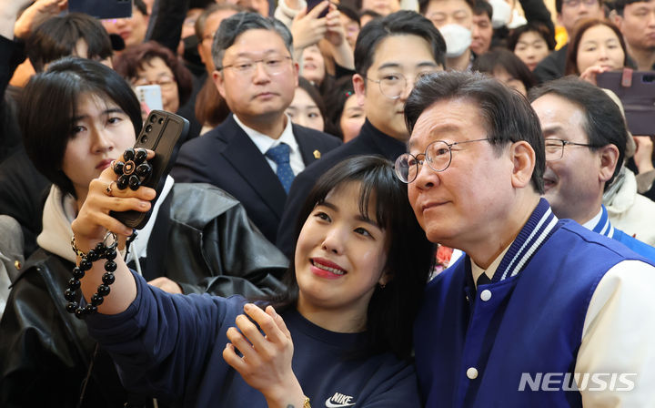 [세종=뉴시스] 강종민 기자 = 더불어민주당 상임공동선거대책위원장인 이재명 당 대표가 14일 세종시 조치원읍 전통시장을 방문, 한 시민과 셀카를 찍고 있다. 2024.03.14. ppkjm@newsis.com