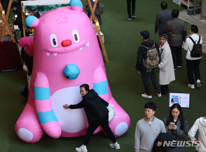[서울=뉴시스] 김명년 기자 = 14일 오후 서울 종로구 인사동 '안녕, 인사동'에 해치 아트벌룬이 관광객들 눈길을 끌고 있다. 서울시는 새로운 시의 상징 캐릭터 해치를 알리기 위해 남산, 광화문, 성수, 홍대 등 시내 곳곳에서 '해치 깜짝 출몰 이벤트'를 진행한다. 2024.03.14. kmn@newsis.com