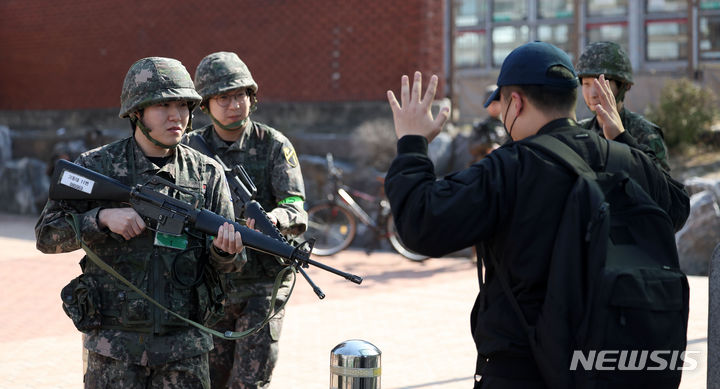 [서울=뉴시스] 김선웅 기자 = 육군 수도방위사령부 및 수방사 예하 56보병사단, 지역 예비군 대원들이 한미연합 '자유의 방패' 훈련이 진행 중인 14일 서울 경의중앙선 가좌역에서 민관군경 및 소방 합동 테러 대응 훈련을 하고 있다. 2024.03.14. mangusta@newsis.com