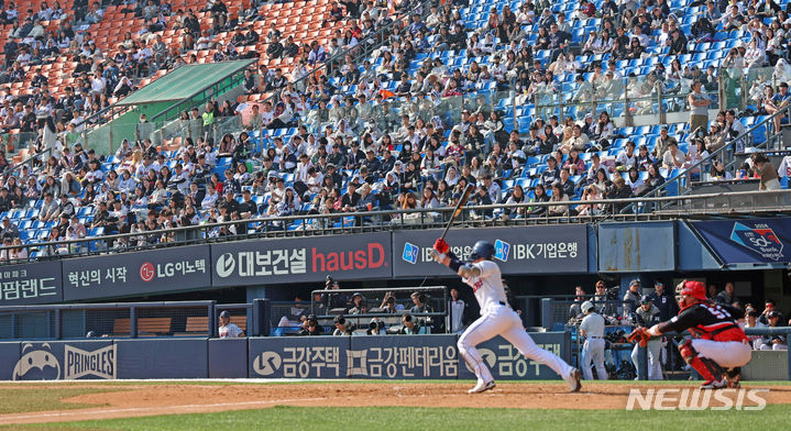 [서울=뉴시스] 김금보 기자 = 지난해 3월14일 서울 송파구 잠실야구장에서 열린 2024 KBO리그 두산 베어스와 KIA 타이거즈의 시범경기를 찾은 야구팬들이 경기를 관람하고있다. 2024.03.14. kgb@newsis.com