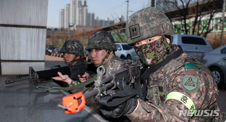 [서울=뉴시스] 김선웅 기자 = 육군 수도방위사령부 및 수방사 예하 56보병사단 장병들이 한미연합 '자유의 방패' 훈련이 진행 중인 14일 서울 경의중앙선 가좌역에서 민관군경 및 소방 합동 테러 대응 훈련을 하고 있다. 2024.03.14. mangusta@newsis.com