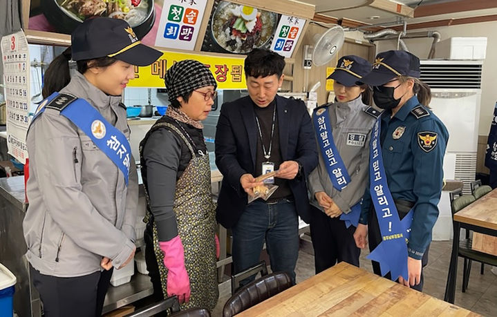 [광주=뉴시스] 류형근 기자 = 광주남부경찰서 직원들이 14일 광주 남구 봉선시장 음식점 등에서 '가정폭력 예방' 문구가 새겨진 오프너를 전달하고 있다. 2024.03.14. (사진=광주남부경찰서 제공). photo@newsis.com *재판매 및 DB 금지