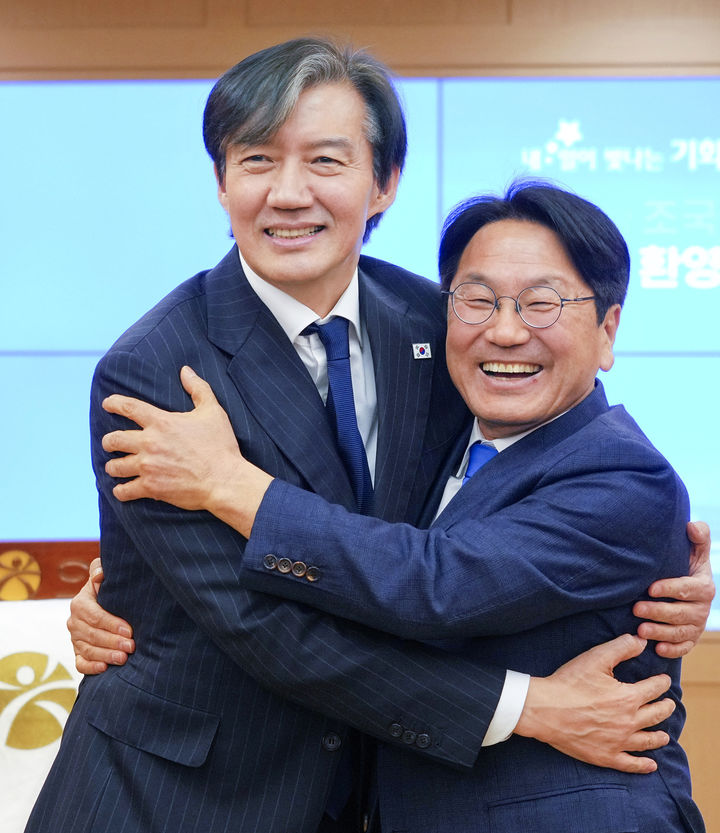 [광주=뉴시스] 류형근 기자 = 강기정 광주시장과 조국 조국혁신당 대표가 14일 오후 광주 서구 광주시청 비즈니룸에서 만나 포옹을 하고 있다. 2024.03.14. (사진=광주시청 제공). photo@newsis.com *재판매 및 DB 금지