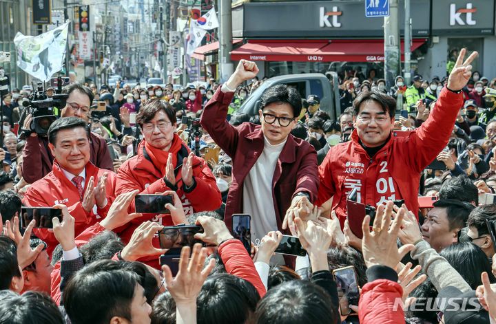 [부산=뉴시스] 하경민 기자 = 한동훈 국민의힘 비상대책위원장이 14일 부산 사하구 괴정골목시장을 방문해 이성권·조경태·백종헌 후보와 함께 시민들에게 인사하고 있다. (공동취재) 2024.03.14. photo@newsis.com