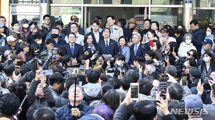 [광주=뉴시스] 박기웅 기자 = 14일 광주 동구 충장로를 찾은 조국 조국혁신당 대표가 광주충장로우체국 앞에서 발언을 하고 있다. 2024.03.14. pboxer@newsis.com