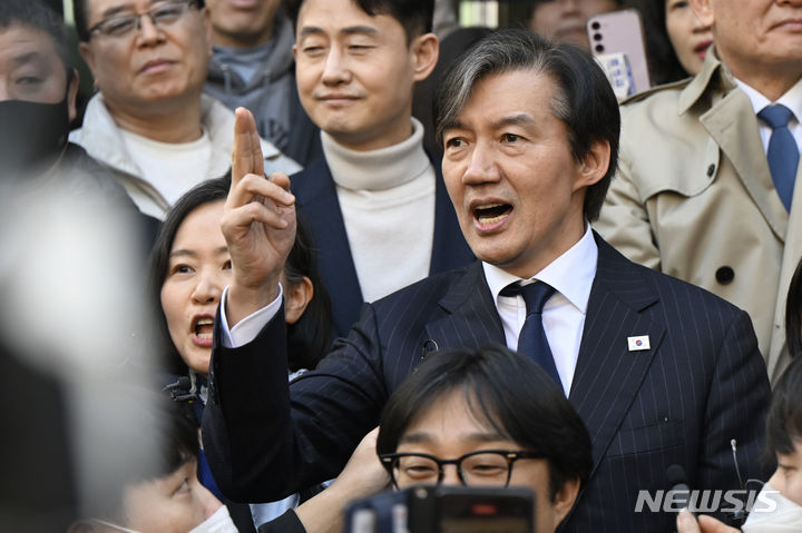 [광주=뉴시스] 박기웅 기자 = 14일 광주 동구 충장로를 찾은 조국 조국혁신당 대표가 광주충장로우체국 앞에서 발언을 하고 있다. 2024.03.14. pboxer@newsis.com