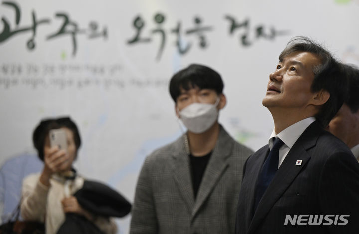 [광주=뉴시스] 박기웅 기자 = 14일 광주 동구 충장로를 찾은 조국 조국혁신당 대표가 광주도시철도 문화전당역에 설치된 5·18민주화운동 관련 전시물 앞에 멈춰서 있다. 2024.03.14. pboxer@newsis.com