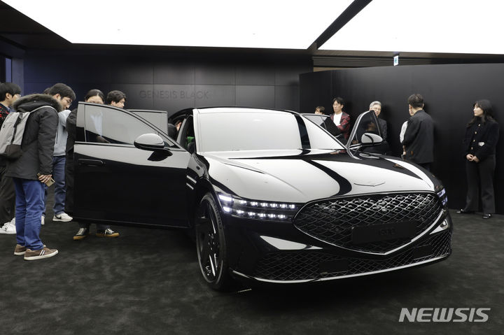 [용인=뉴시스] 최동준 기자 = 현대자동차가 지난 14일 경기 용인시 제네시스 수지전시관에서 '제네시스 G90 블랙 미디어 프리뷰'를 열고 제네시스 G90을 공개하고 있다. 2024.03.21. photocdj@newsis.com