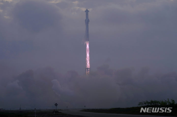 [AP/뉴시스]스페이스X의 초대형 로켓 '스타십'이 14일 오전 7시(한국시각 오후 9시) 미국 텍사스주 남부 보카치카 스타베이스에서 발사되고 있다. 2024.3.14.