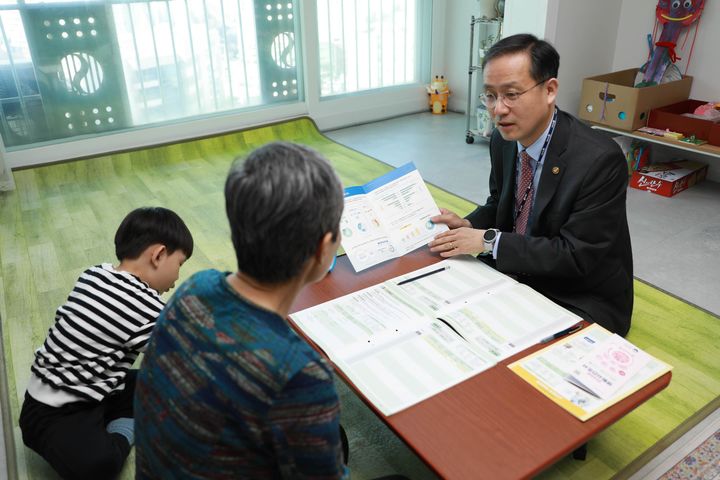 [세종=뉴시스] 이형일 통계청장이 2024년 생활시간조사 대상가구를 방문해 조사에 대해 설명하고 있다. (사진=통계청 제공) *재판매 및 DB 금지