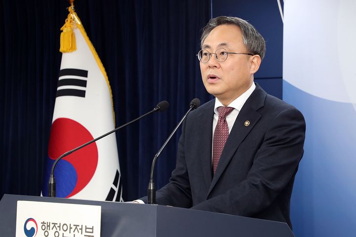 [서울=뉴시스] 고기동 행정안전부 차관이 지난 14일 오후 서울시 종로구 세종대로 정부서울청사 브리핑실에서 '2024년 행정안전부 주요 정책 추진계획'을 발표하고 있다.(사진=행정안전부 제공) 2024.03.15.