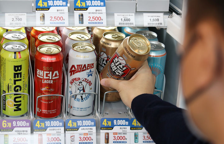 [서울=뉴시스] 조성우 기자 = 서울 시내 한 편의점에 수제 맥주가 진열돼 있다. 2021.11.21. xconfind@newsis.com *재판매 및 DB 금지