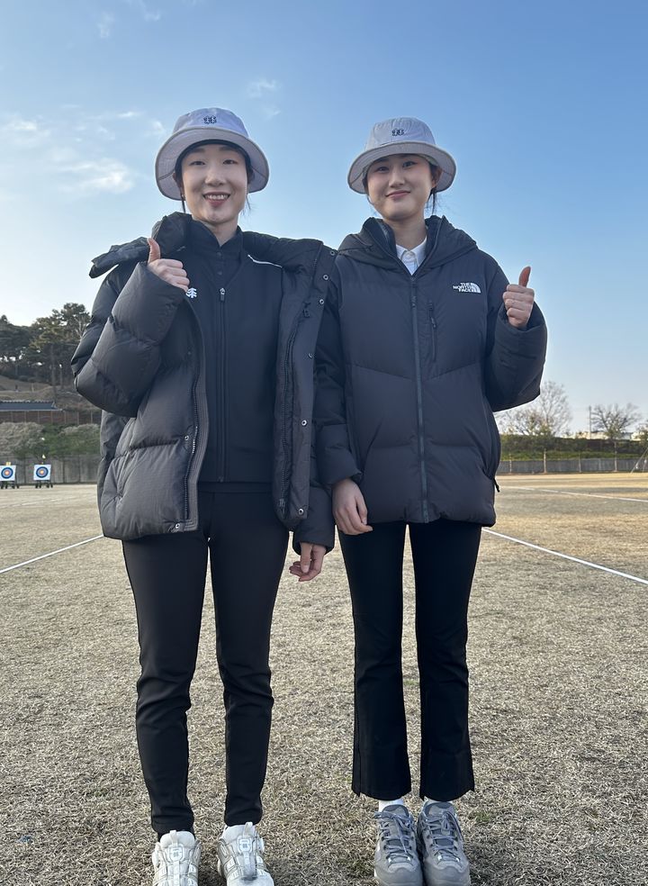 [광주=뉴시스] 최근 광주국제양궁장에서 열린 2024 양궁 국가대표 3차 선발전에서 국가대표로 선발된 광주여대 졸업생 최미선(사진 왼쪽)과 재학생 오예진. (사진 = 광주여대 제공). 2024.03.15. photo@newsis.com *재판매 및 DB 금지