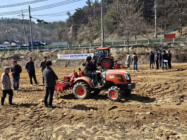 양양군이 지역 내 농민을 대상으로 트렉터 안전교육을 실시하고 있다. 양양군 제공 *재판매 및 DB 금지