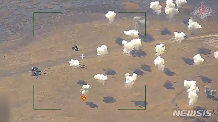13일(현지시간) 러시아 국방부는 우크라이나 동부 지역에서 집속탄(cluster munition) 공격으로 우크라이나군 헬기 2대를 파괴했다고 밝히며 영상을 공개했다. 출처 : @mod_russia *재판매 및 DB 금지