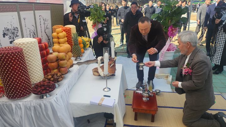 [함양=뉴시스] 서희원 기자= 15일 함양군 함양읍 죽림리 인산죽염 항노화 지역특화 농공단지에서 김윤세 인산가 대표가 안전사고 예방을 위해 잔을 올리고 있다. 2024. 03. 01 15. shw1881@newsis.com *재판매 및 DB 금지