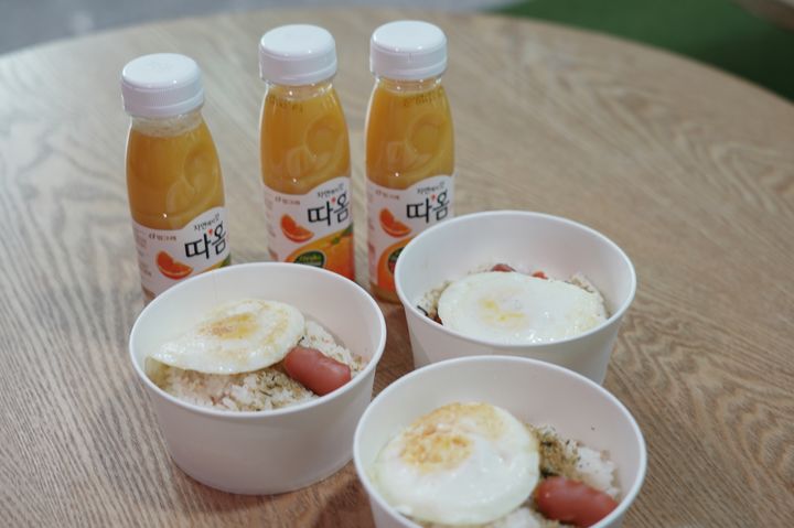 [서울=뉴시스] 성신여대가 지난 12일부터 ‘화목한 천원의 아침밥’을 개시했다. 매주 화, 목요일 오전 8시부터 수정캠퍼스에서는 참치마요, 소세지에그 등 김밥과 음료를 제공하고, 운정그린캠퍼스에서는 주먹밥과 음료를 제공한다. (사진=성신여대 제공) *재판매 및 DB 금지