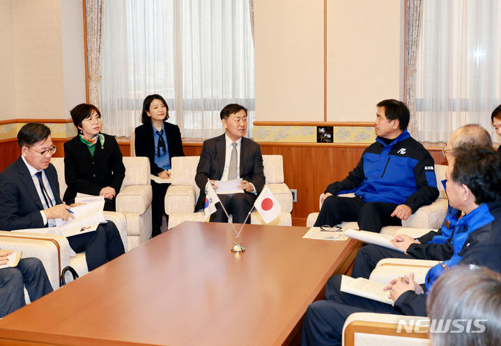 [전주=뉴시스] 16일 김관영 전북특별자치도지사와 국주영은 도의장 등 대표단은 대규모 지진피해를 겪고 있는 일본 이시카와현을 방문해 하세히로시 현지사와 면담을 하고 있다. 2024.03.15 (사진= 전북자치도 제공)&nbsp; *재판매 및 DB 금지