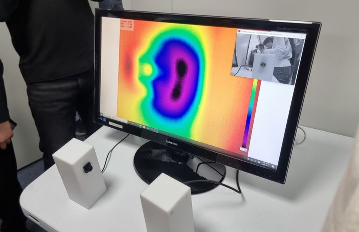 [서울=뉴시스]이지용 기자= 삼성전기가 지난 14일 열린 제품 세미나에서 공개한 전장용 카메라 모듈. 히팅 기술을 탑재해 1분 내로 성에를 제거한다. 2024.03.15. leejy5223@newsis.com *재판매 및 DB 금지
