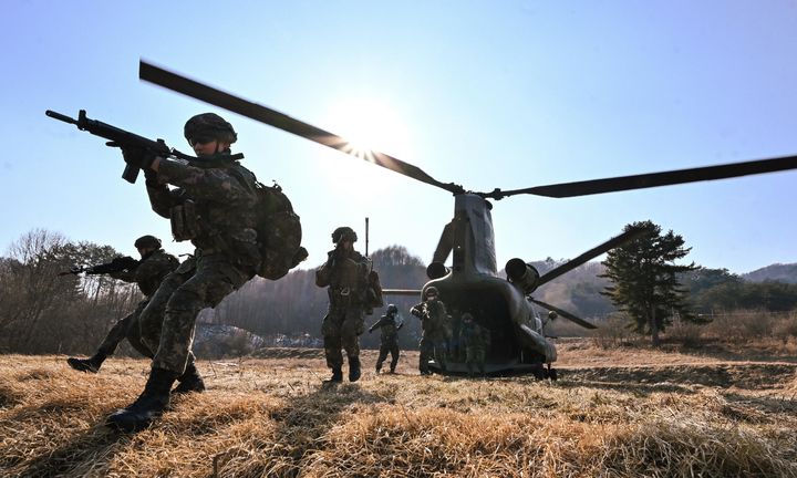 [서울=뉴시스] 육군 2신속대응사단은 '24 FS/TIGER 일환으로 지난 11일부터 15일까지 강원 인제, 경기 광주·성남·여주·이천 일대에서 대규모 한미연합 공중강습 및 화물 투하·인양 훈련을 실시하고 있다. 사진은 선견대 및 정찰대가 확보한 착륙지대에서 장병들이 공중강습을 하는 모습. (사진=육군 제공) 2024.03.15. photo@newsis.com *재판매 및 DB 금지