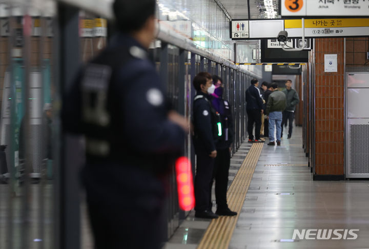 [서울=뉴시스] 김금보 기자 =. 서울 은평구 구파발역에서 직원들이 열차 탑승을 통제하고 있다. 2024.03.15. kgb@newsis.com *사진과 기사는 직접 관련 없음