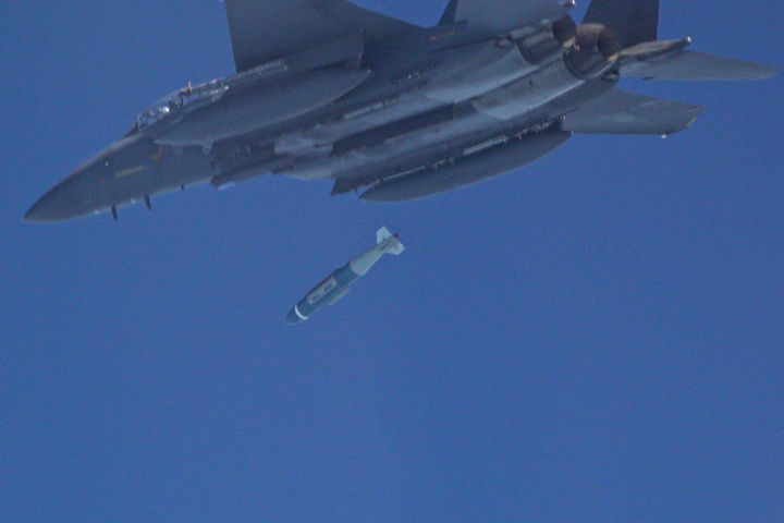 [서울=뉴시스] 한미 공군은 지난 11일부터 15일까지 서해 해상사격장에서 연합 공대공·공대지 실사격 훈련을 실시했다. 사진은 해상 표적을 향해 GBU-31 공대지 유도폭탄을 투하하고 있는 F-15K 모습. (사진=공군 제공) 2024.03.15. photo@newsis.com *재판매 및 DB 금지