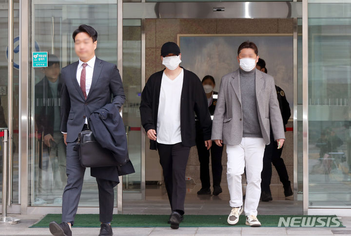 [서울 송파구=뉴시스] 만취 상태로 다른 사람의 차량을 운전하고 경찰의 음주 측정을 거부한 그룹 신화 신혜성(본명 정필교)이 15일 오전 서울 송파구 동부지방법원에서 열린 항소심 첫 재판을 마치고 법원을 나서고 있다. 2024.03.15. jini@newsis.com