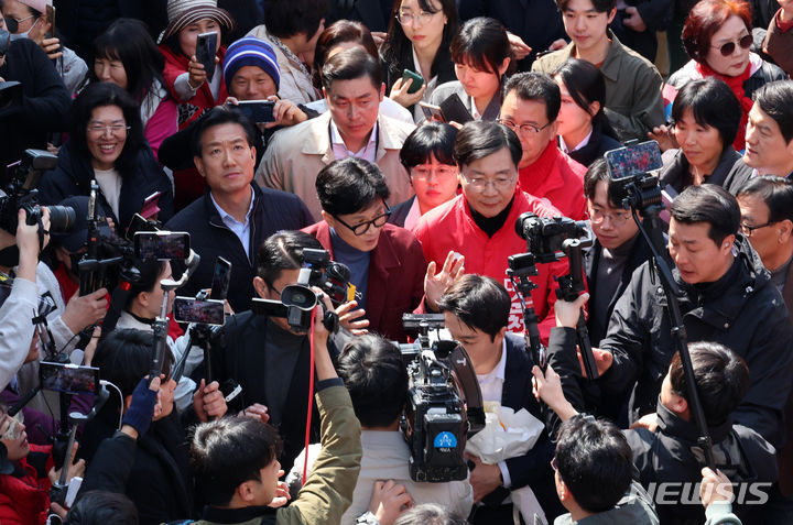 [순천=뉴시스] 이영환 기자 = 한동훈 국민의힘 비상대책위원장이 15일 오전 전남 순천시 웃장을 방문해 김형석(순천·광양·곡성·구례갑) 후보와 시민들에게 인사를 하고 있다. 2024.03.15. 20hwan@newsis.com