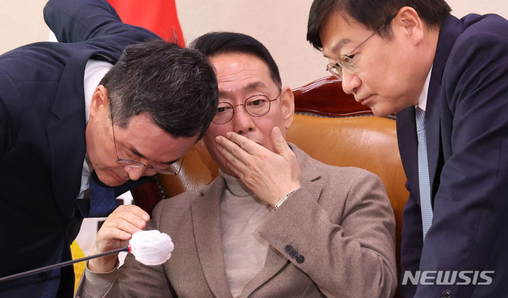 [서울=뉴시스] 추상철 기자 = 김도읍 국회 법사위원장이 지난 3월15일 오전 서울 여의도 국회에서 열린 법제사법위원회 전체회의에서 정점식 여당 간사, 소병철 야당 간사와 대화하고 있다. 2024.03.15. scchoo@newsis.com