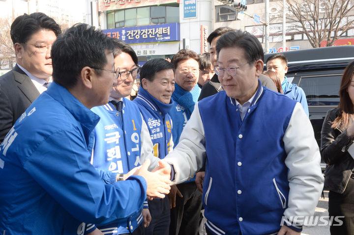 [울산=뉴시스] 배병수 기자 = 더불어민주당 상임공동선거대책위원장인 이재명 당 대표가 15일 울산시 남구 수암시장을 방문, 지역 국회의원 출마자들과 인사를 나누고 있다. 2024.03.15. bbs@newsis.com