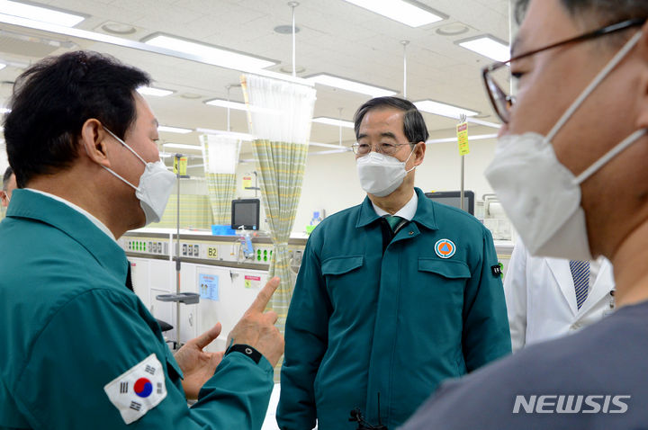 [창원=뉴시스] 차용현 기자 = 15일 오전 한덕수 국무총리가 경남 창원시 마산합포구 마산의료원을 찾아 의료진들을 격려하고 있다. 2024.03.15.con@newsis.com