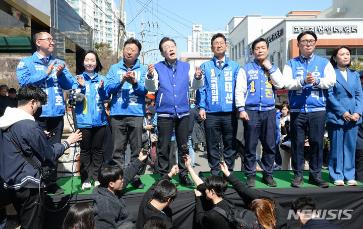 [울산=뉴시스] 배병수 기자 = 더불어민주당 상임공동선거대책위원장인 이재명 당 대표가 15일 울산시 동구 동울산종합시장을 방문, 시민들에게 지지를 호소하고 있다. 2024.03.15. bbs@newsis.com