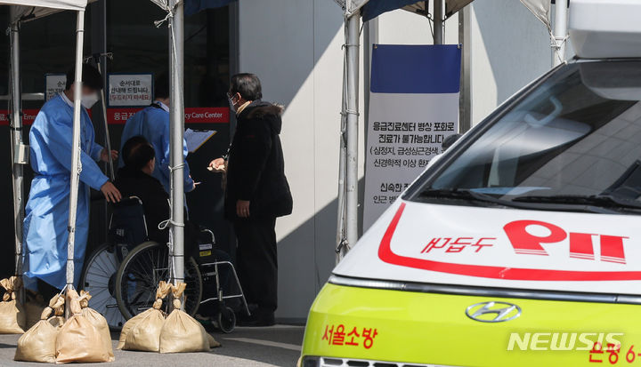 [서울=뉴시스] 권창회 기자 = 서울 시내 대학병원 응급실에 병상 포화로 진료 불가 안내문이 걸려있다.2024.03.15. kch0523@newsis.com