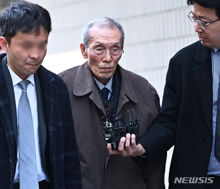 [성남=뉴시스] 김종택기자 = 강제추행 혐의로 기소된 원로 배우 오영수 씨가 15일 경기도 성남시 수원지방법원 성남지원에서 열린 1심 선고 공판에서 징역형 집행유예를 선고 받은 후 법원을 나서고 있다. 2024.03.15. jtk@newsis.com