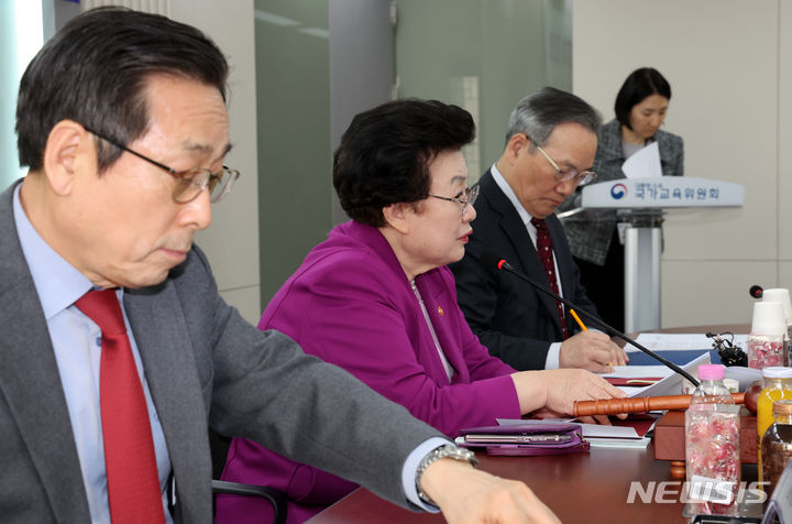 [서울=뉴시스] 배훈식 기자 = 이배용 국가교육위원장이 지난달 15일 오후 서울 종로구 정부서울청사에서 열린 국가교육위 제27차 회의에 참석해 발언하고 있는 모습. 2024.03.15. dahora83@newsis.com