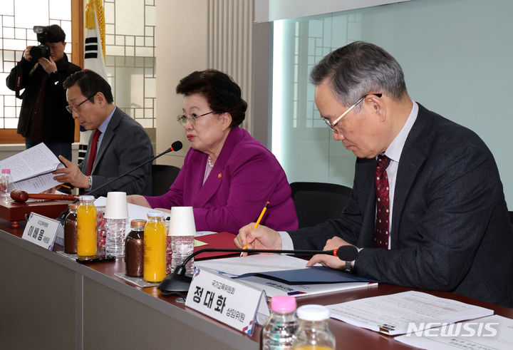 [서울=뉴시스] 이배용 국가교육위원장(가운데)이 지난달 15일 오후 서울 종로구 정부서울청사에서 열린 국가교육위 제27차 회의에서 발언하는 모습. (사진=뉴시스DB). 2024.03.26. photo@newsis.com