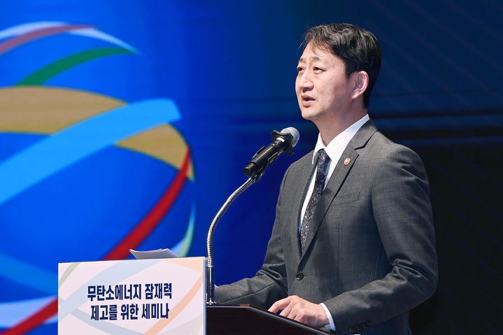 [서울=뉴시스] 안덕근 산업통상자원부 장관이 15일 오후 서울 중구 대한상공회의소에서 열린 무탄소에너지 잠재력 제고를 위한 세미나에 참석해 축사를 하고 있다. (사진=산업통상자원부 제공) 2024.03.15. photo@newsis.com *재판매 및 DB 금지