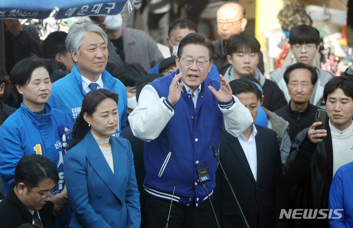 [부산=뉴시스] 하경민 기자 = 이재명 더불어민주당 대표가 15일 부산 기장군 기장시장을 방문, 지역 총선 후보들과 기자회견을 하고 있다. (공동취재) 2024.03.15. photo@newsis.com