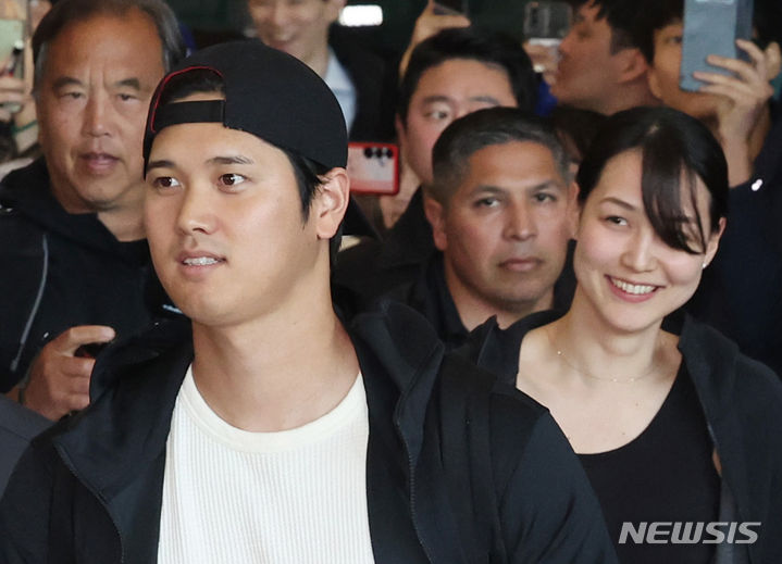 [인천공항=뉴시스] 김진아 기자 = 미국 메이저리그(MLB) '월드투어 서울 시리즈'에 출전하는 LA 다저스 오타니 쇼헤이와 아내 다나카 마미코가 15일 오후 인천국제공항 제1여객터미널을 통해 입국하고 있다. 2024.03.15. bluesoda@newsis.com